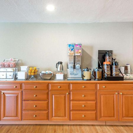 Super 8 By Wyndham Watertown/Cambridge/Boston Area Hotel Buitenkant foto