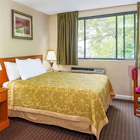 Super 8 By Wyndham Watertown/Cambridge/Boston Area Hotel Buitenkant foto