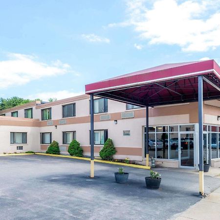 Super 8 By Wyndham Watertown/Cambridge/Boston Area Hotel Buitenkant foto