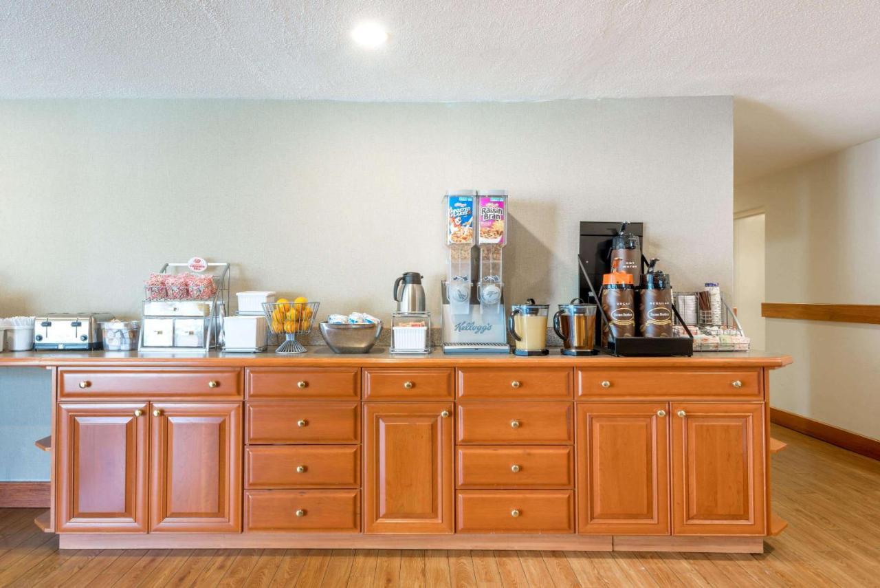 Super 8 By Wyndham Watertown/Cambridge/Boston Area Hotel Buitenkant foto