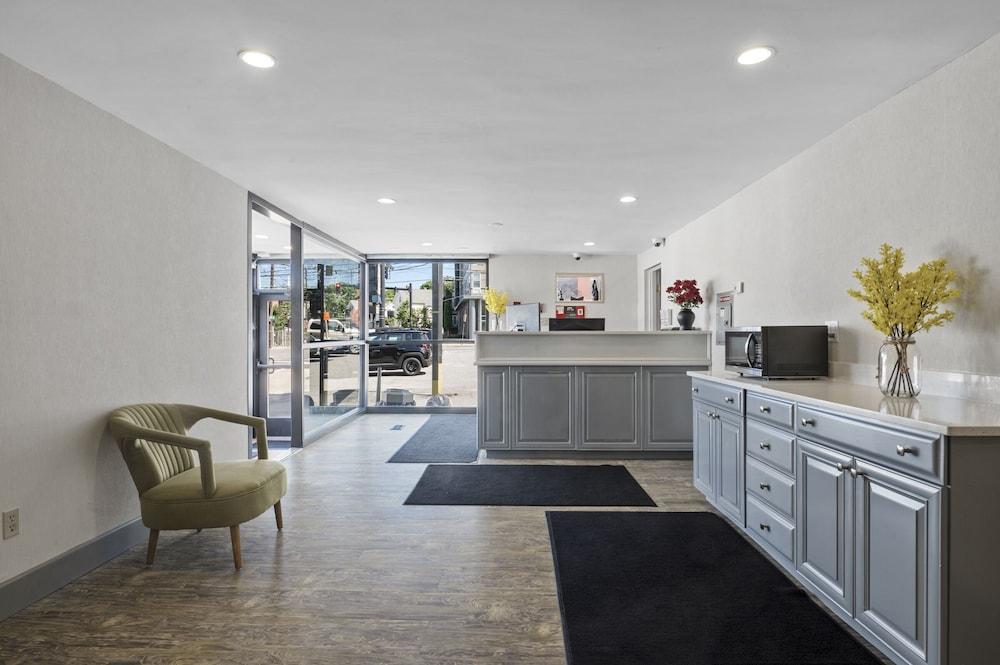 Super 8 By Wyndham Watertown/Cambridge/Boston Area Hotel Buitenkant foto