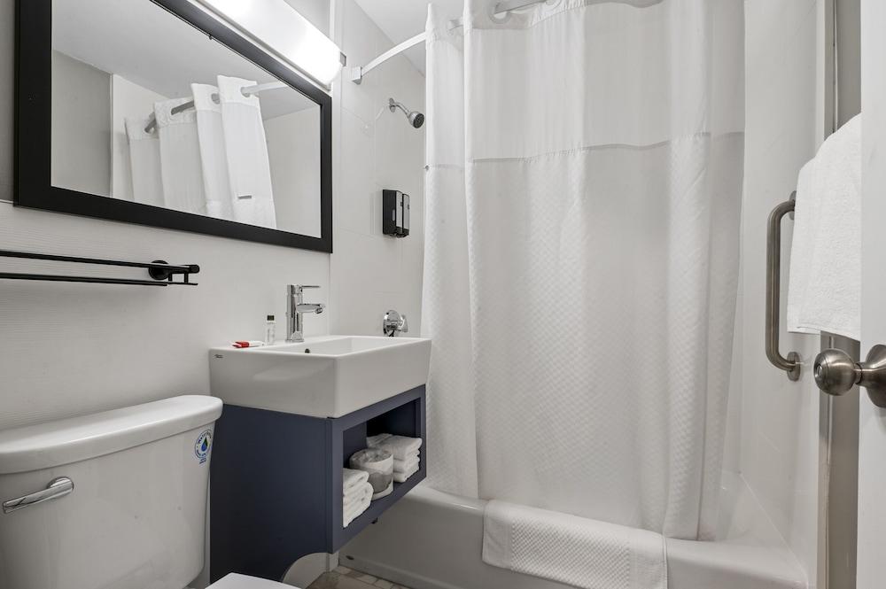 Super 8 By Wyndham Watertown/Cambridge/Boston Area Hotel Buitenkant foto