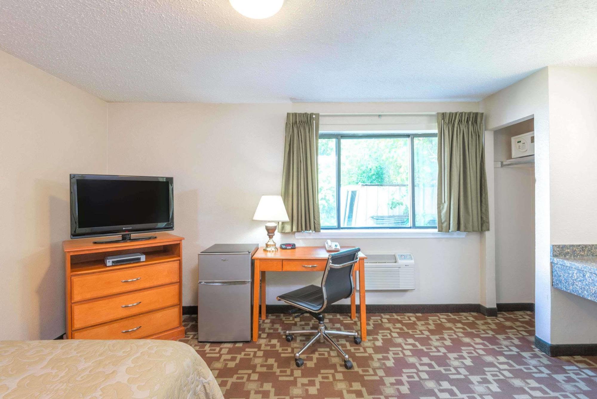 Super 8 By Wyndham Watertown/Cambridge/Boston Area Hotel Buitenkant foto