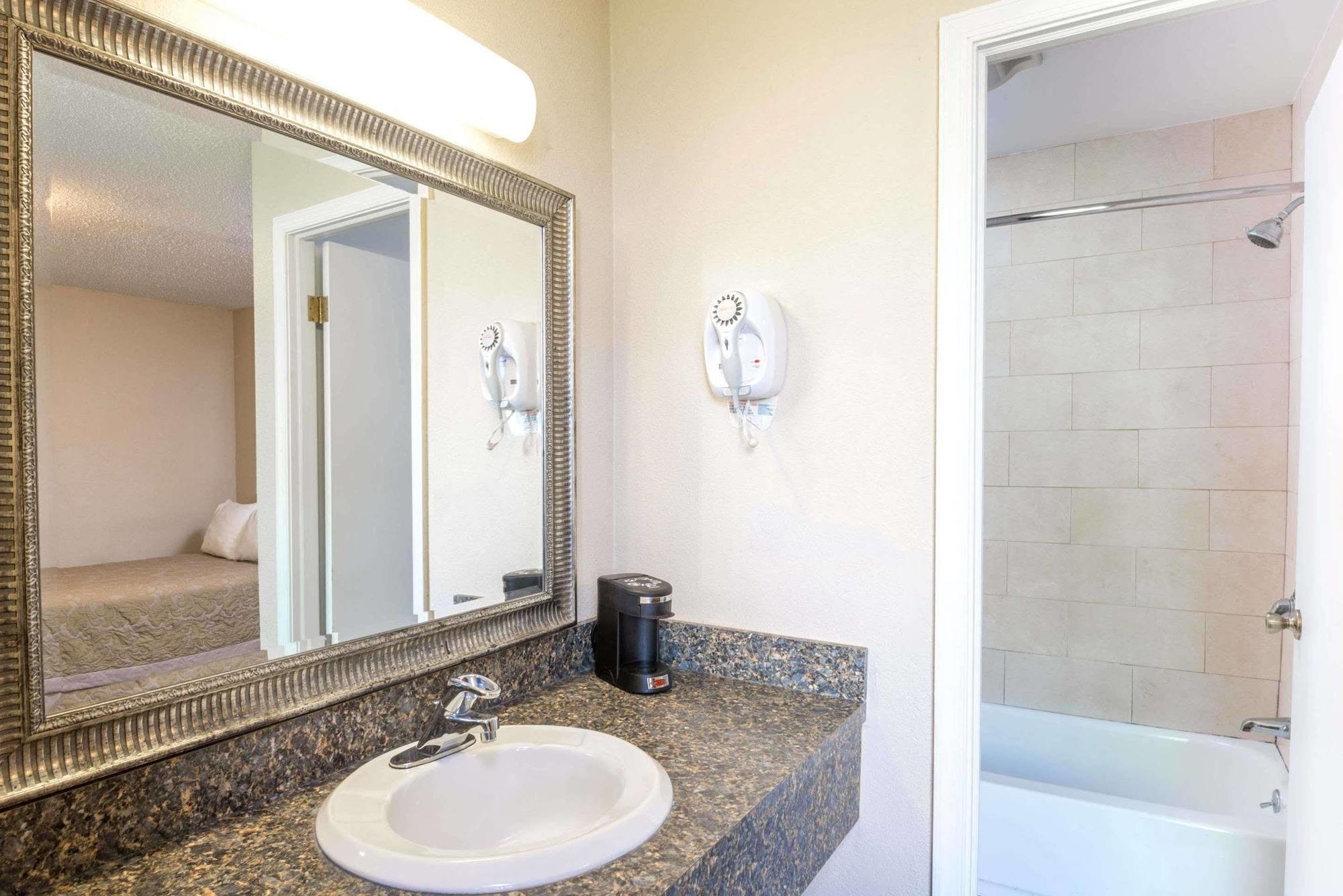 Super 8 By Wyndham Watertown/Cambridge/Boston Area Hotel Buitenkant foto
