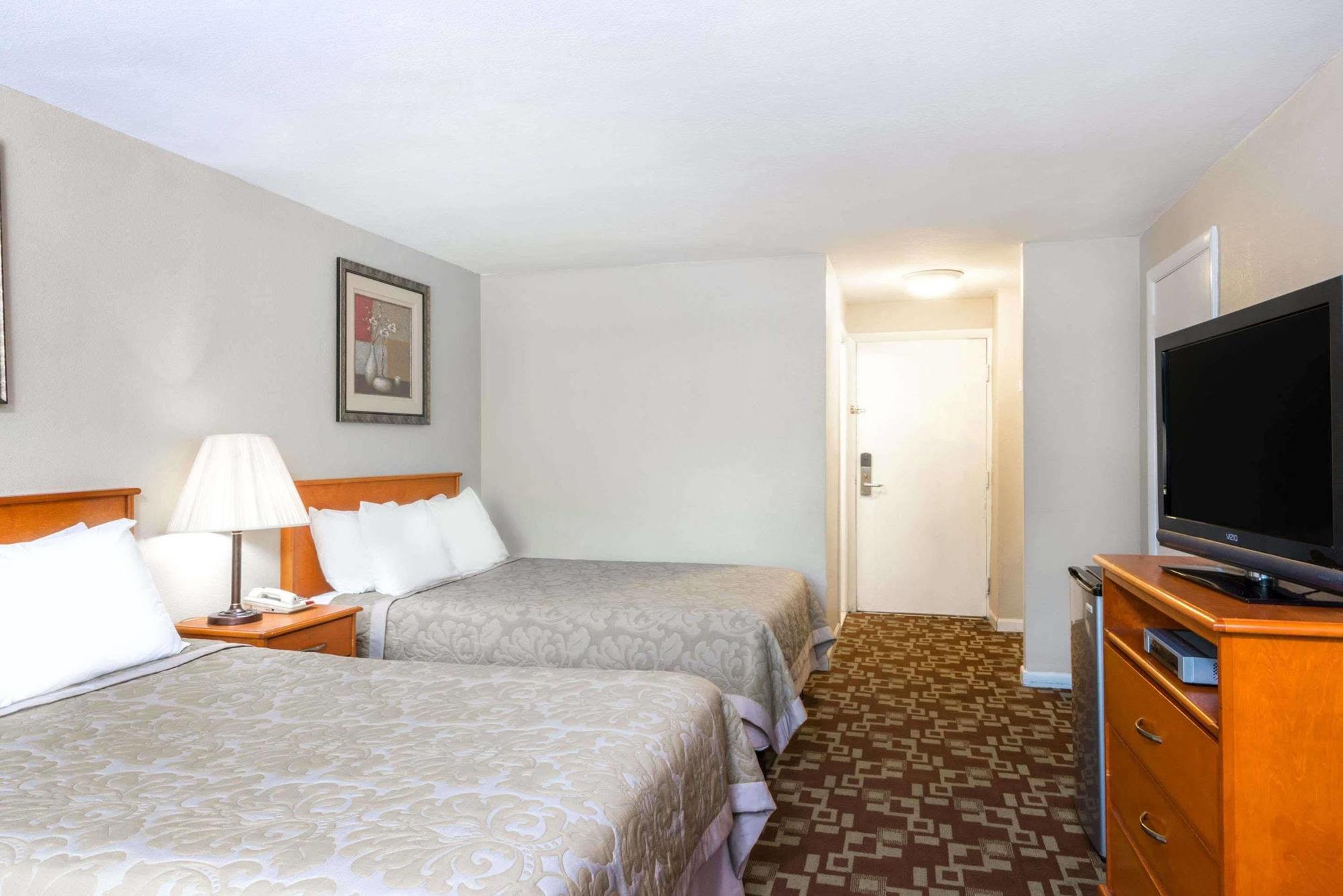 Super 8 By Wyndham Watertown/Cambridge/Boston Area Hotel Buitenkant foto