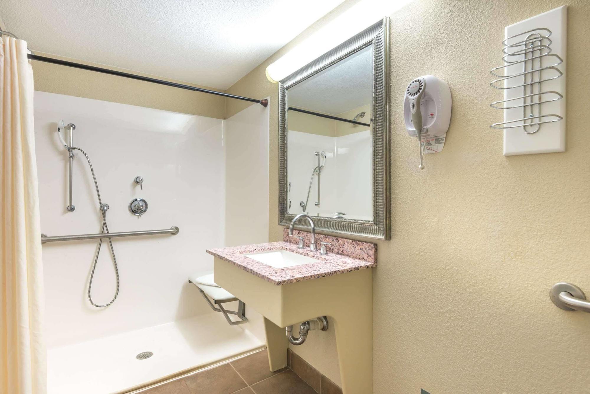 Super 8 By Wyndham Watertown/Cambridge/Boston Area Hotel Buitenkant foto