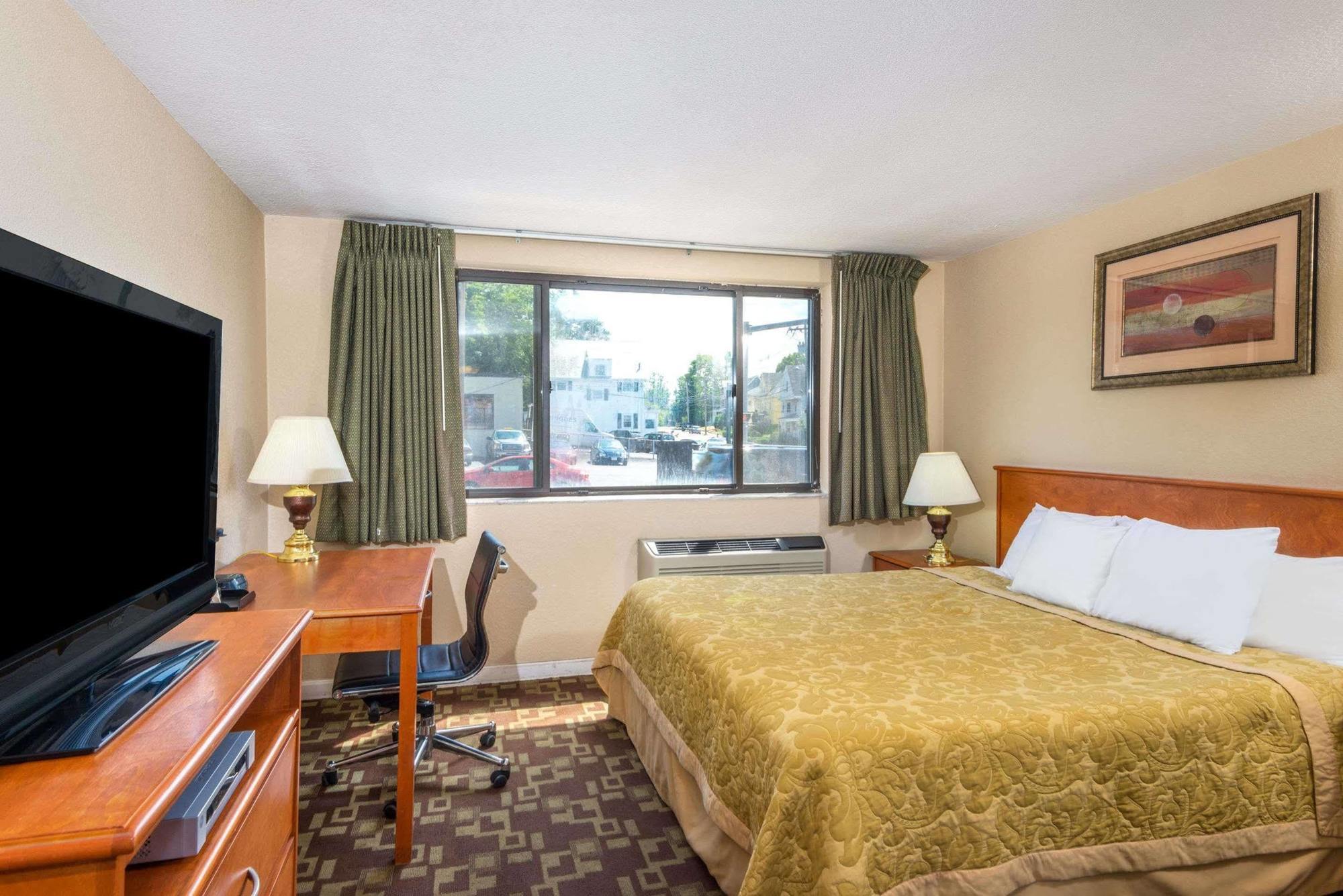 Super 8 By Wyndham Watertown/Cambridge/Boston Area Hotel Buitenkant foto