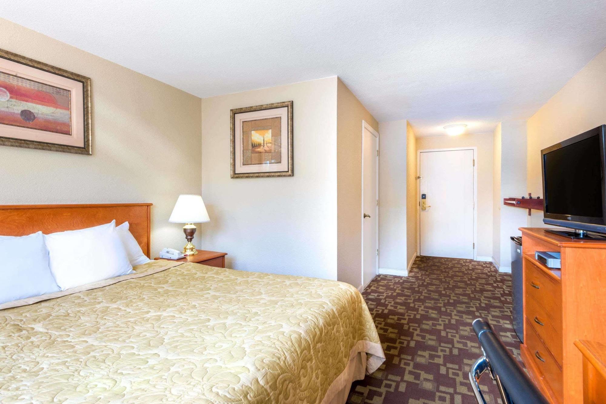 Super 8 By Wyndham Watertown/Cambridge/Boston Area Hotel Buitenkant foto