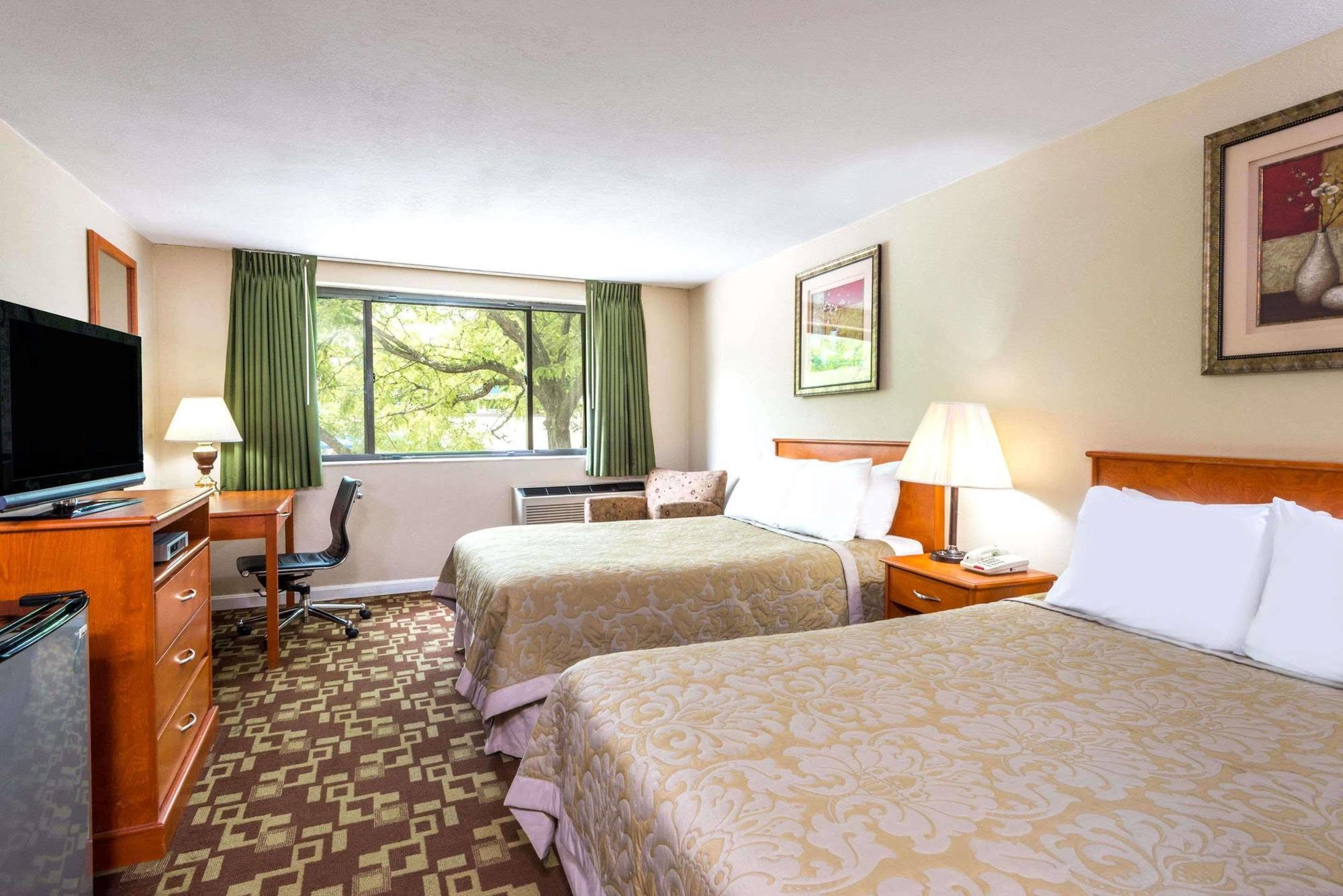 Super 8 By Wyndham Watertown/Cambridge/Boston Area Hotel Buitenkant foto