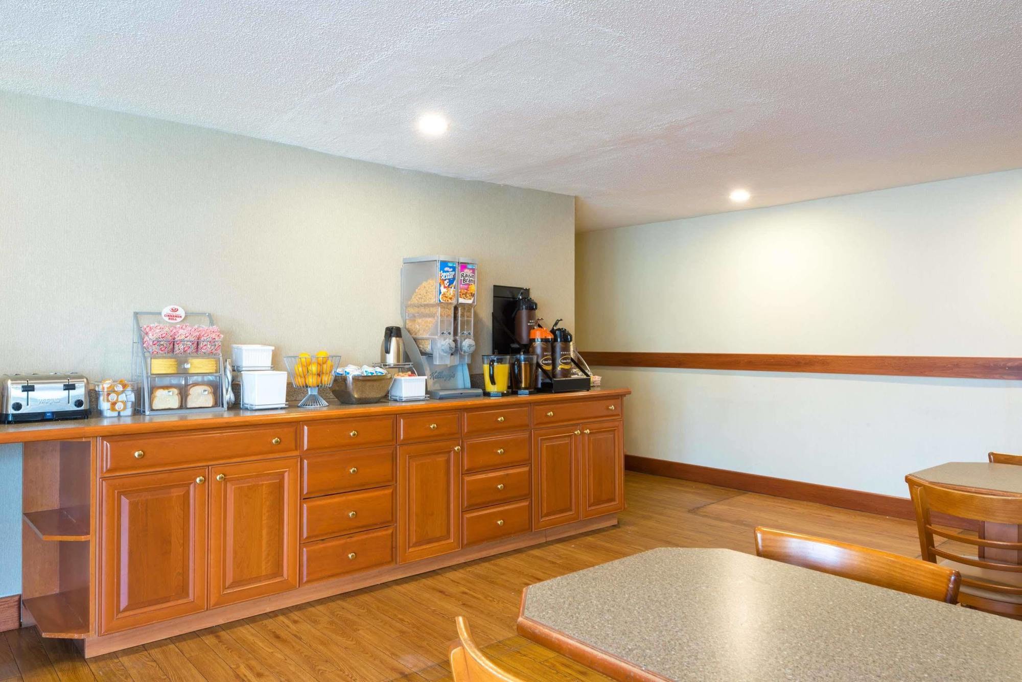 Super 8 By Wyndham Watertown/Cambridge/Boston Area Hotel Buitenkant foto